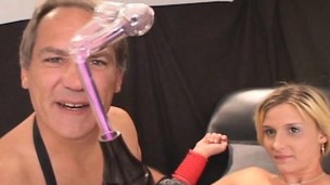 Blondine Spielzeug Fingersatz Fetisch BDSM